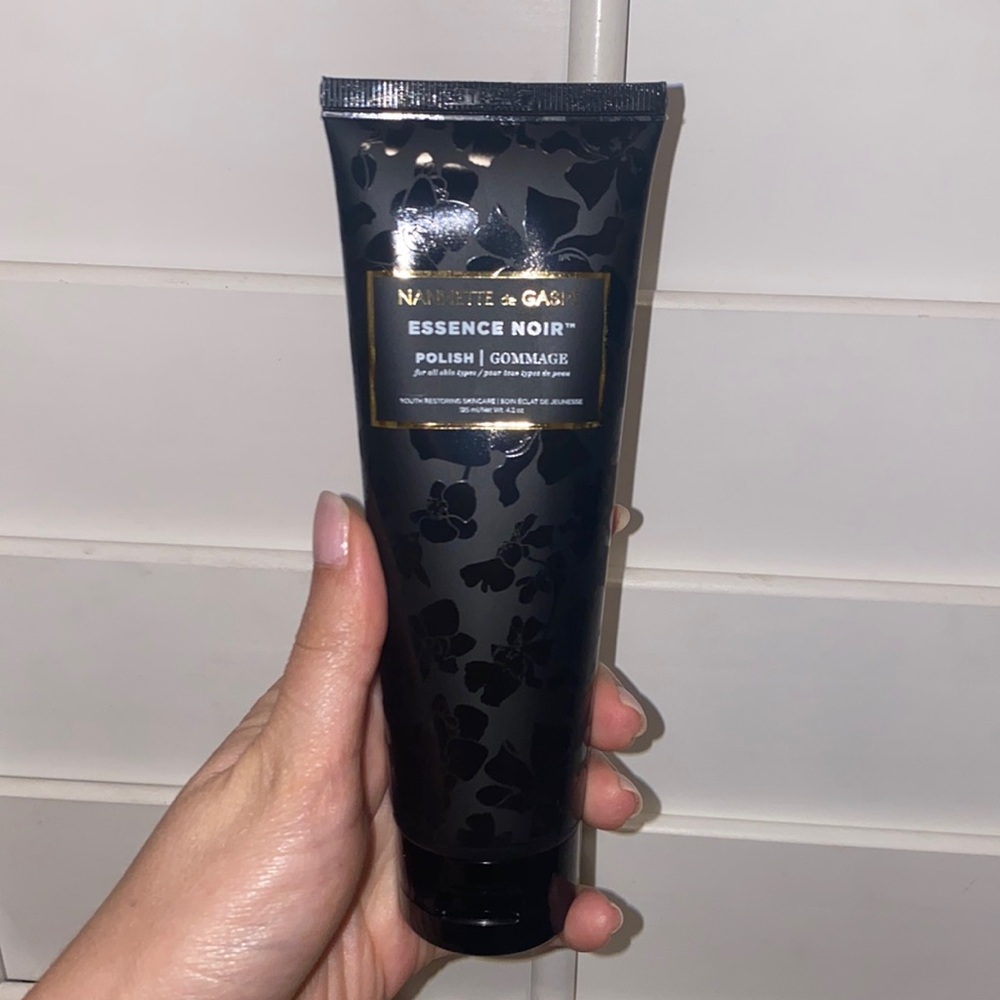 Essence noir polish